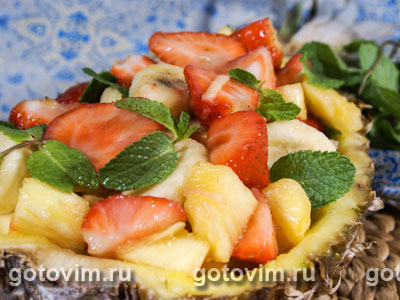 Пряный фруктовый салат в ананасе. Фото-рецепт